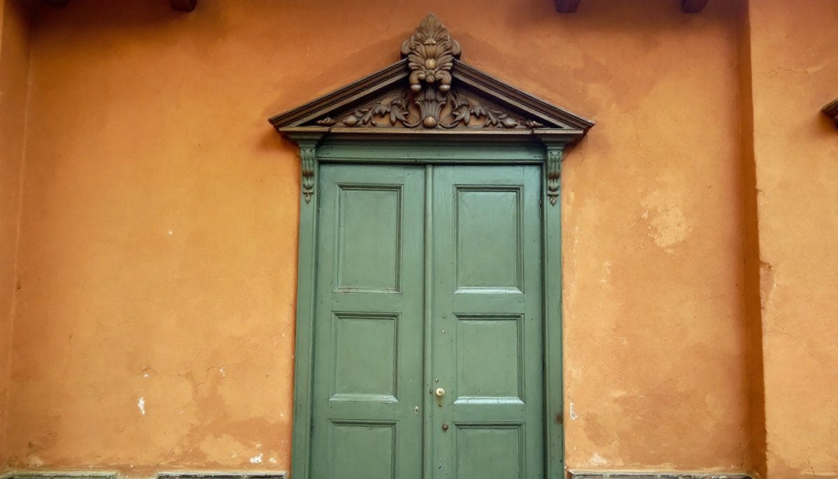découvrez comment supprimer efficacement le chapeau de gendarme de votre porte. suivez nos conseils pratiques et simples pour améliorer l'esthétique de votre entrée tout en préservant la sécurité de votre maison.